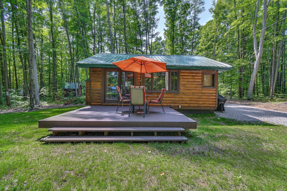 Cabin 600' to Manistee Lake Private Shared Access