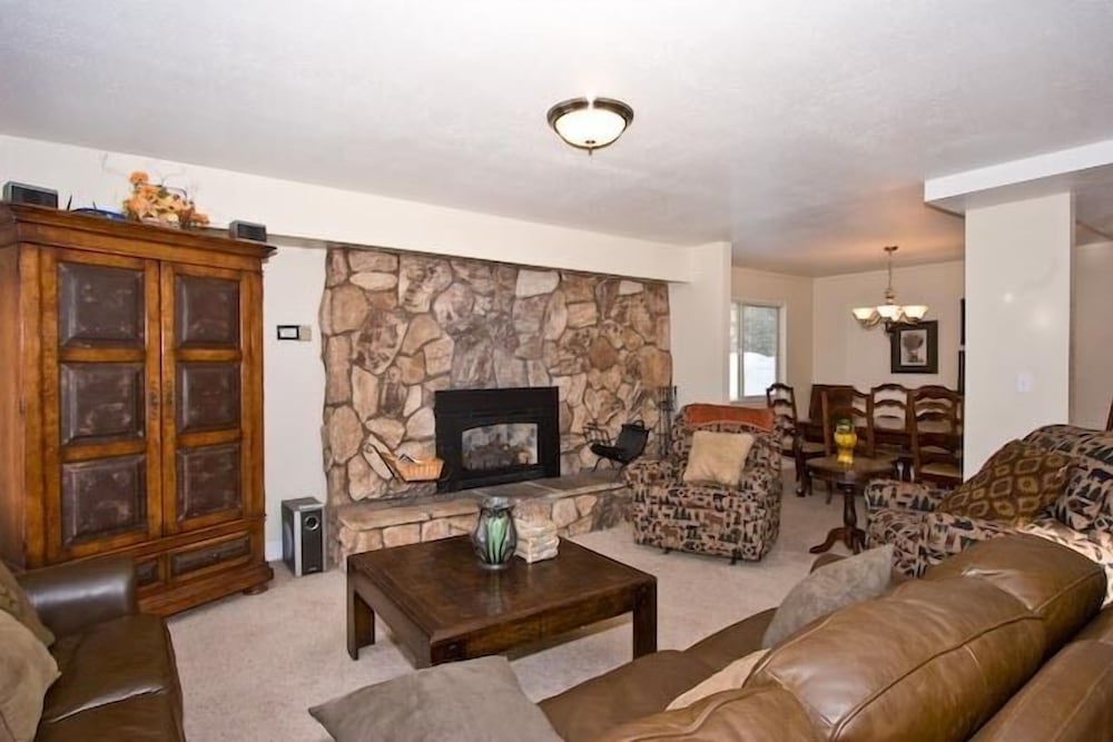 2853 Springwood Dr.