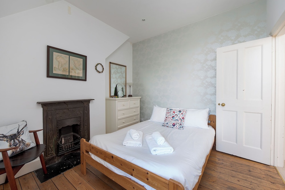Delightful Family Home in Picturesque Richmond by Underthedoormat view 3