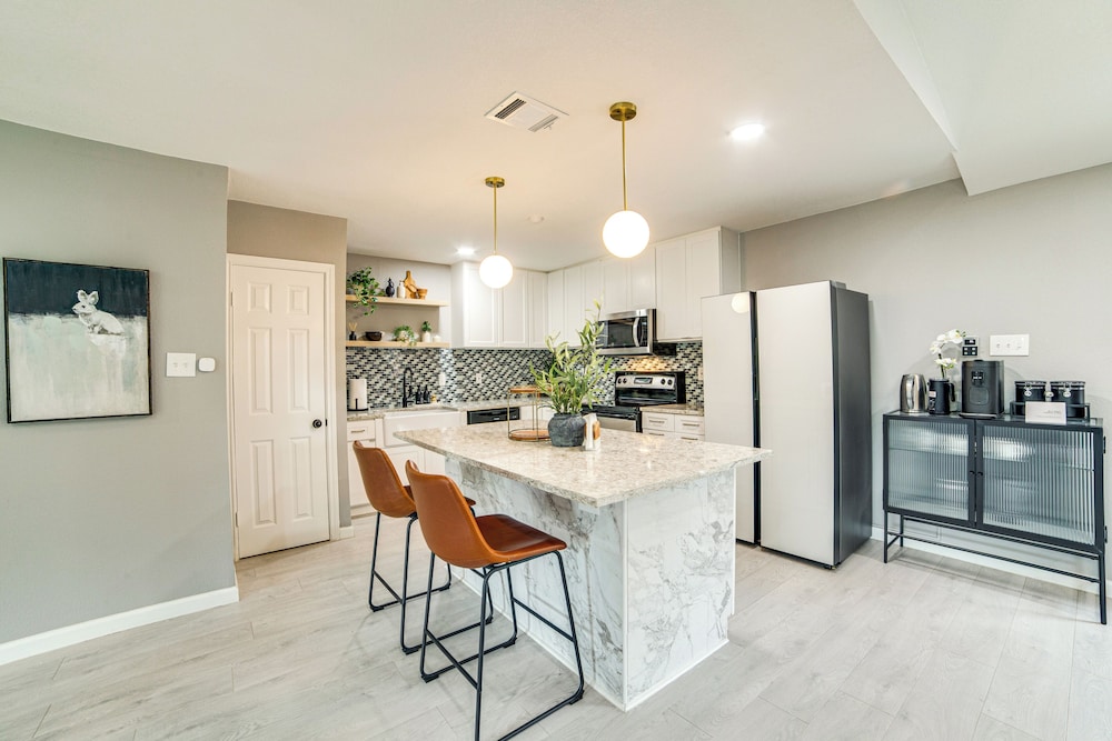 Spacious Family Home, 5 Mi to Galleria Dallas!