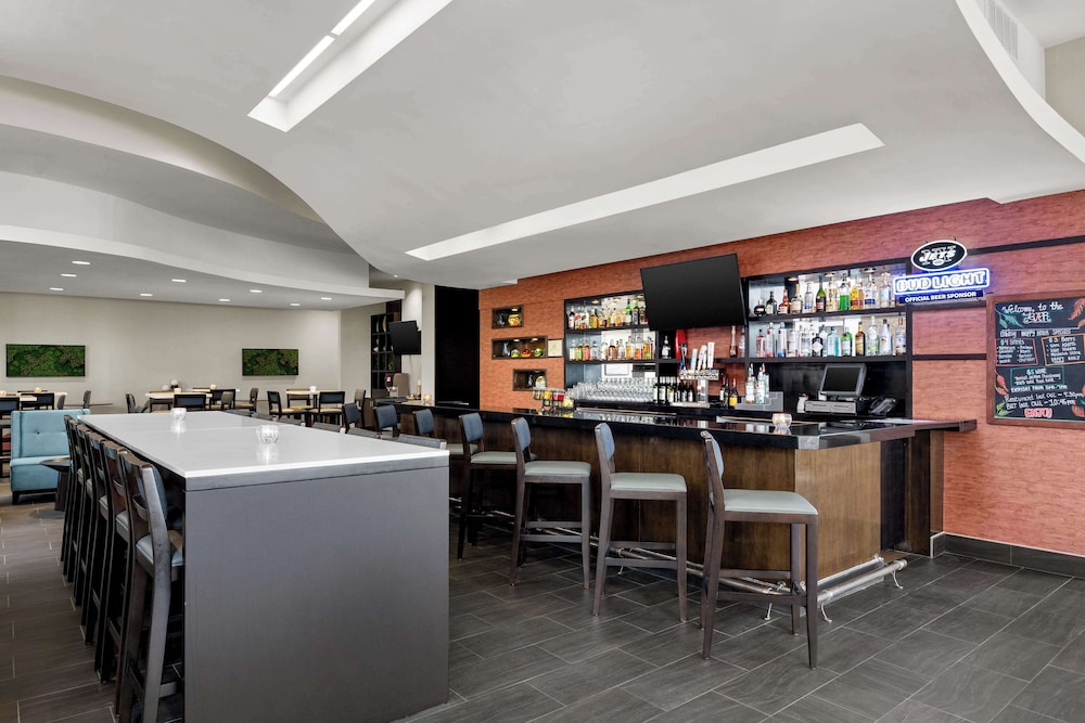 Elizabeth Vacations - Embassy Suites Newark Airport - Property Image 7