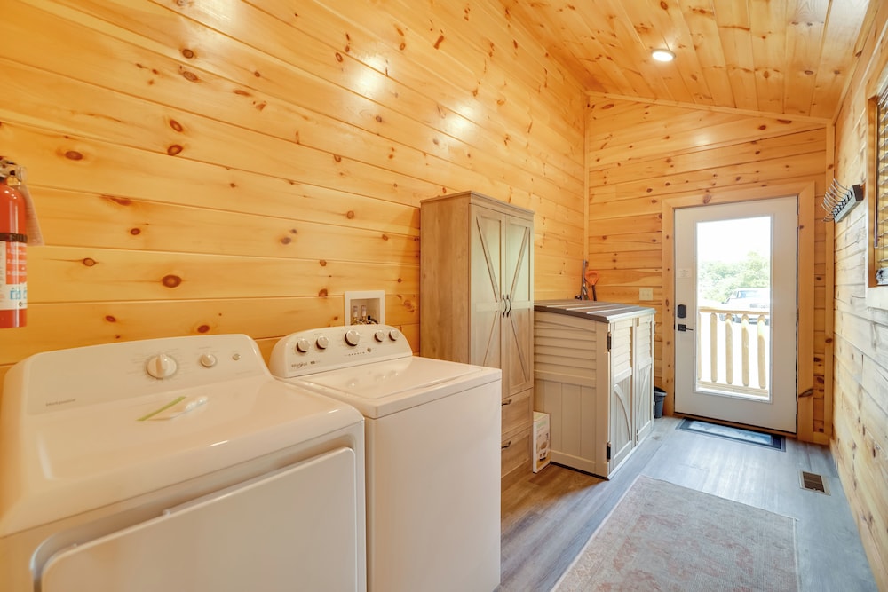 1 Mi to Douglas Lake: Blissful Escape w/ Hot Tub!