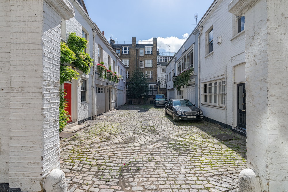 JOIVY Elegant 2-Bed Mews Flat Near Buckingham Palace