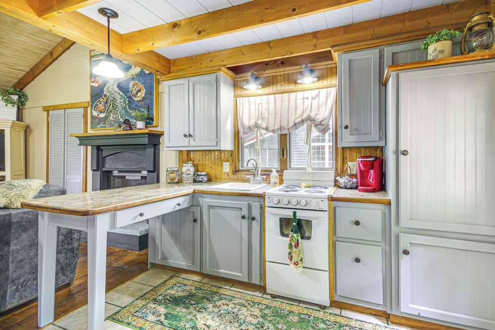 Hike, Swim & Fish: Lakefront Cabin in Roach!