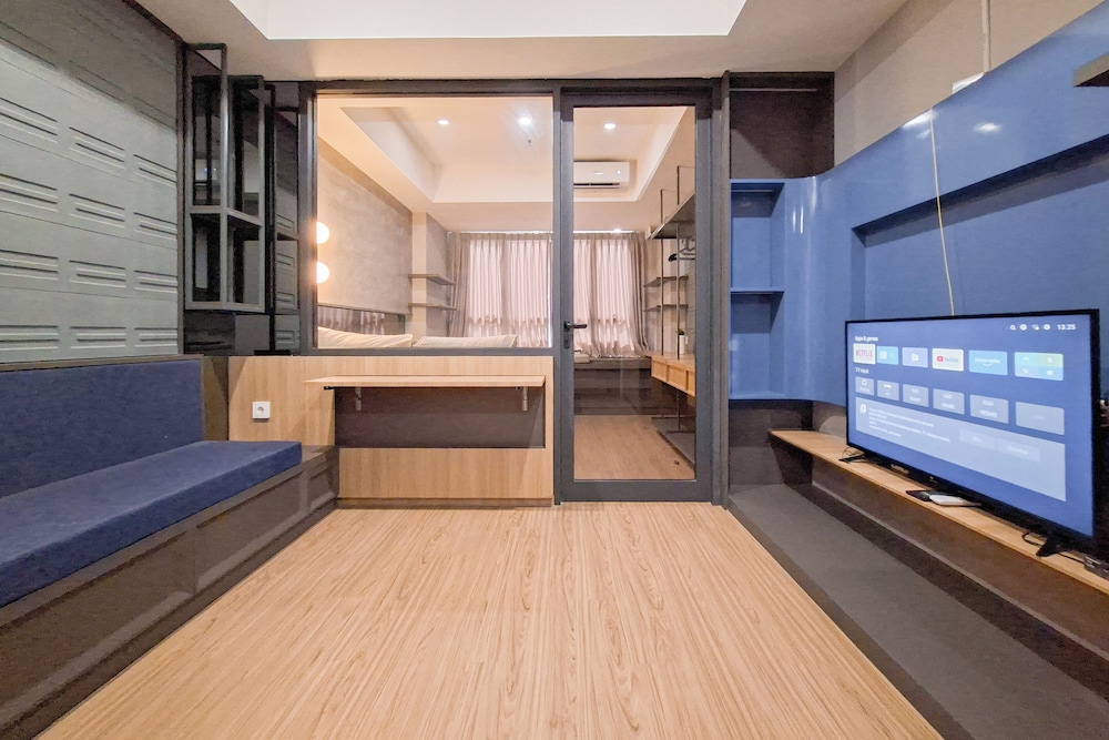 Well Furnished 1Br At Collins Boulevard Apartment