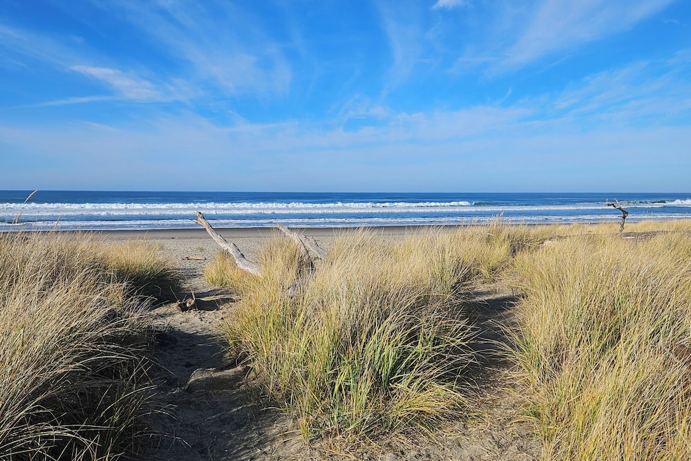 1/8 Mi to Neskowin Beach! Cozy Oregon Coast Home