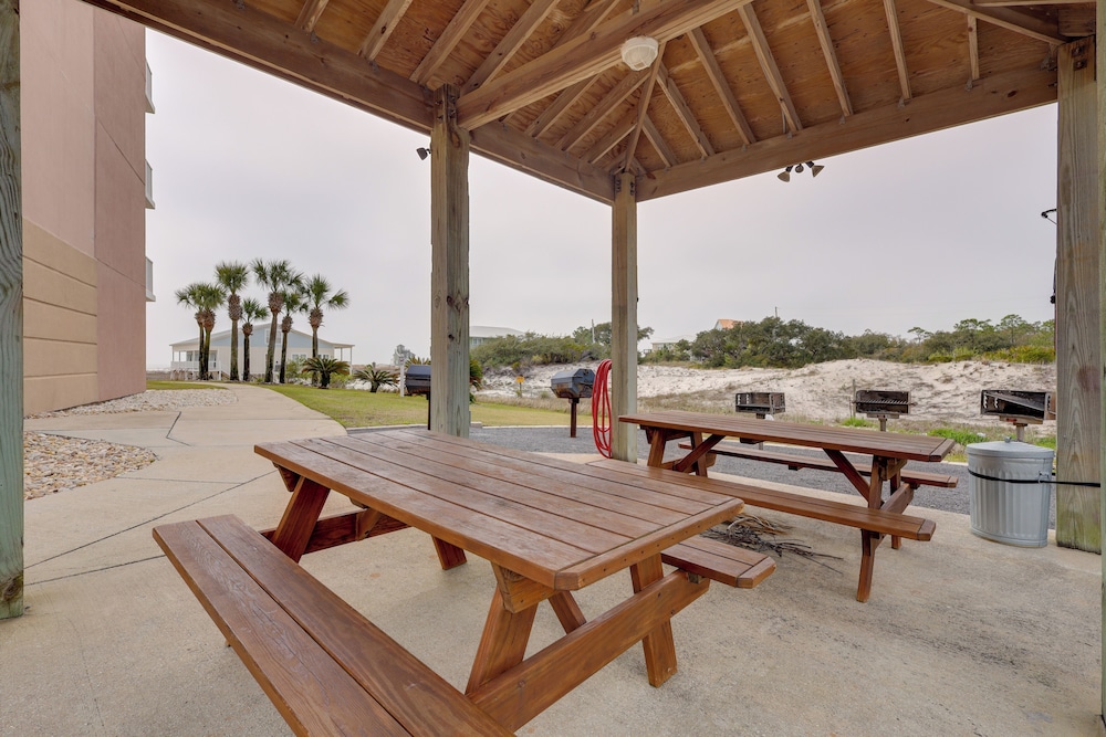 2 Mi to Beach: Condo w/ Balcony in Gulf Shores!