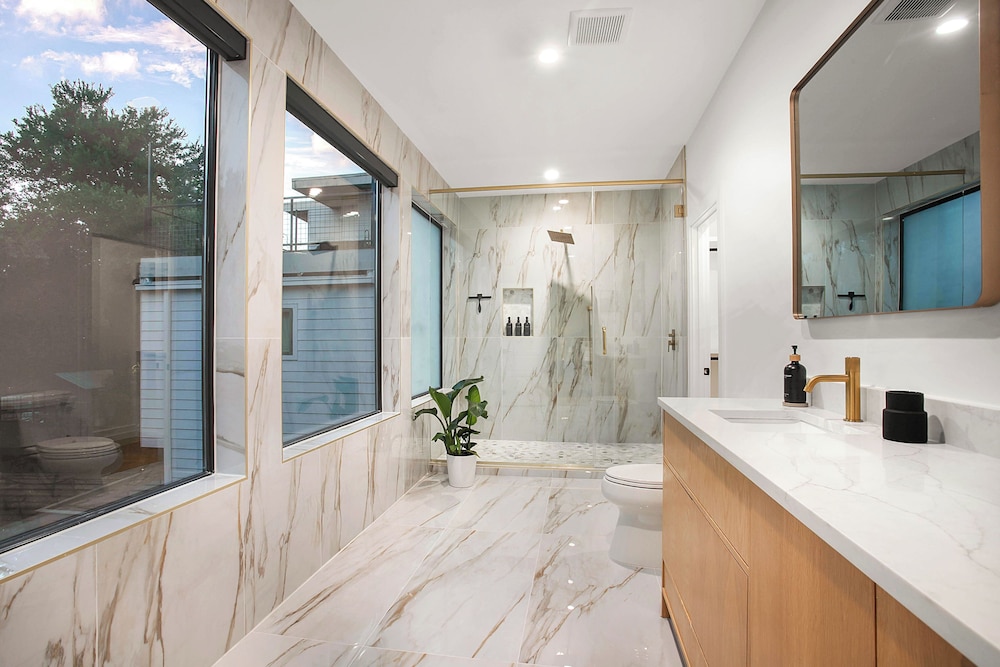 ATX South Lamar Creekside with Hot tub