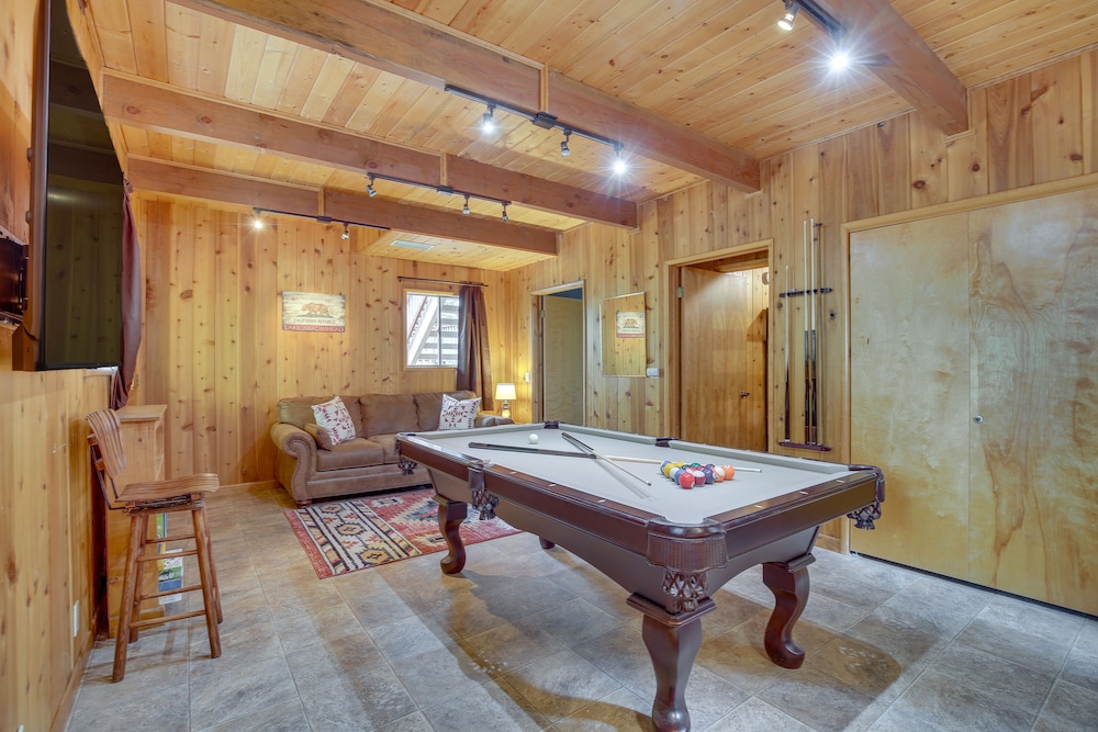 Woodsy Lake Arrowhead Cabin w/ Fire Pit Table