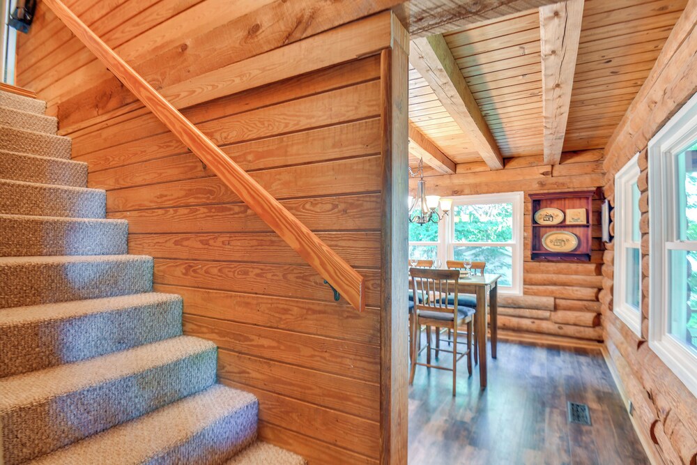 Waterfront Cabin on Lake Sinclair w/ Private Dock!
