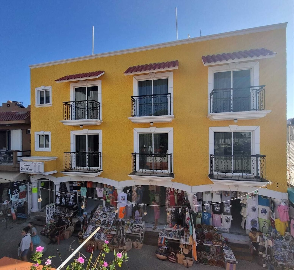 Hotel Suites Los Arcos - Image 1