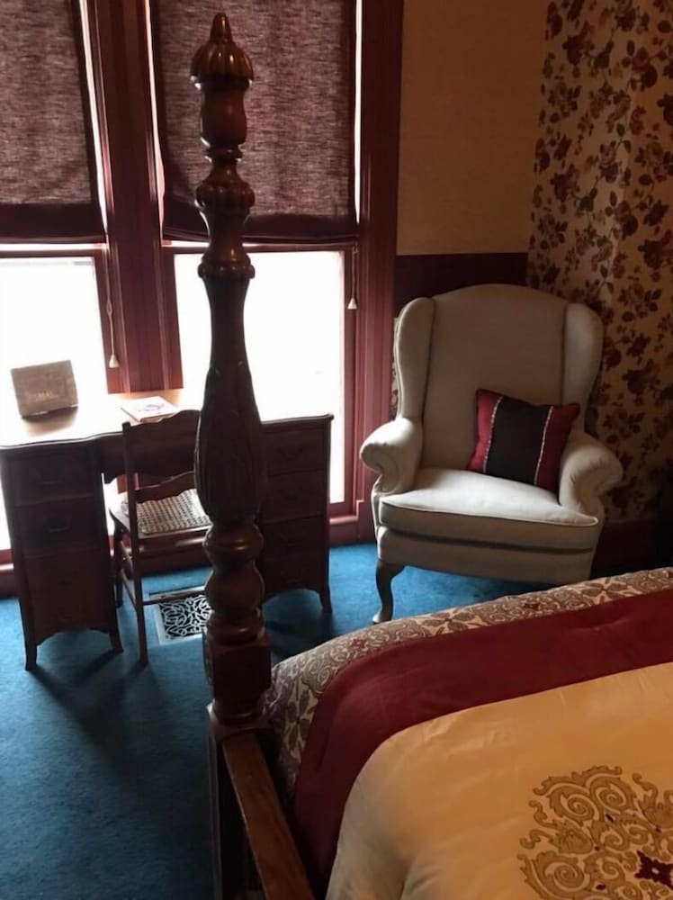 Evans Holly Grove Inn B&B