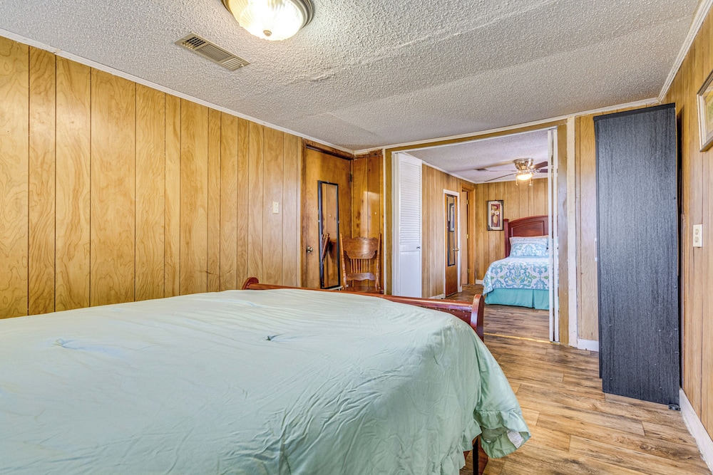 3 Mi to Lake Saracen: Pine Bluff Home w/ Grill!