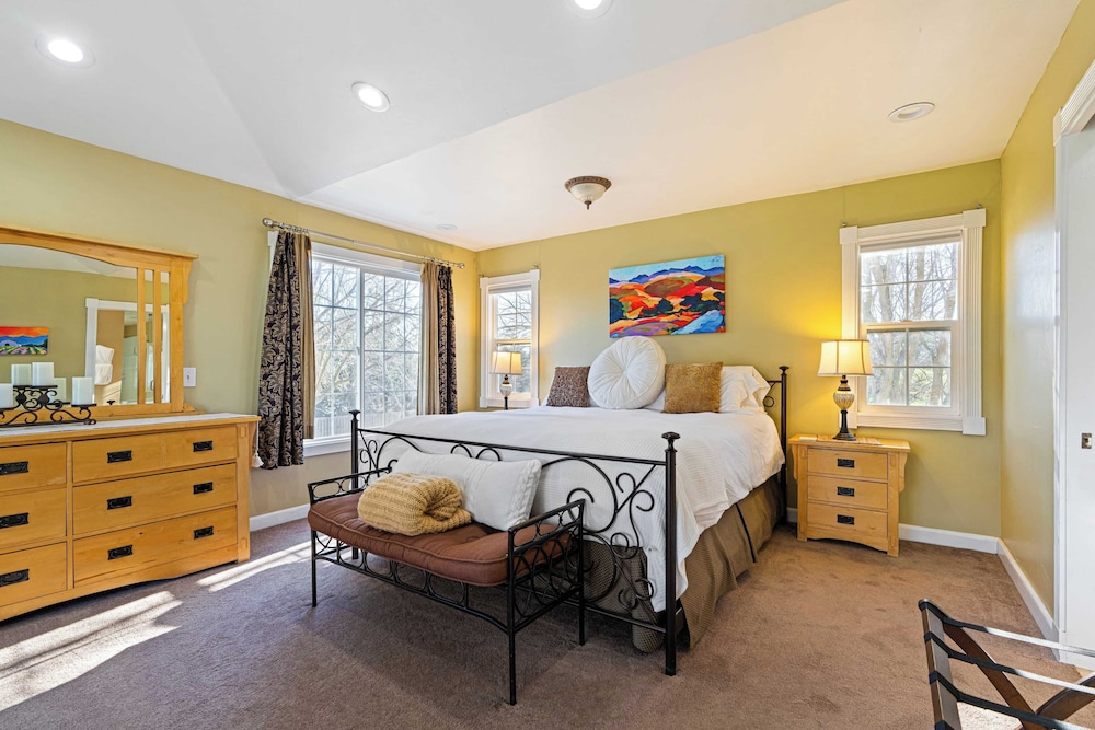 Victorian Manor In Paso Robles Wine Country + Pool, Hot Tub, Firepit, Tennis Court Sleeps 28