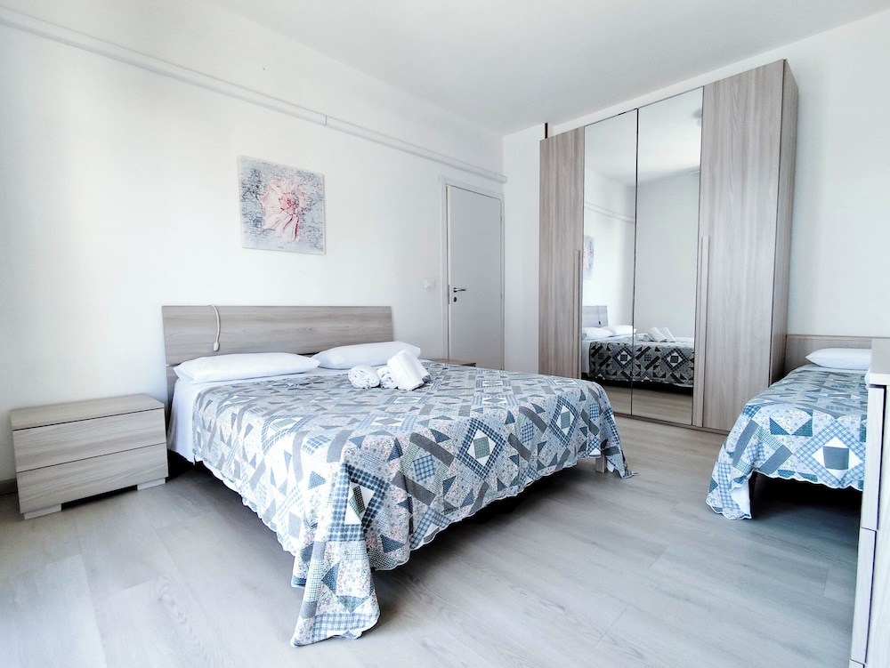 Spacious Flat With Balcony by the sea