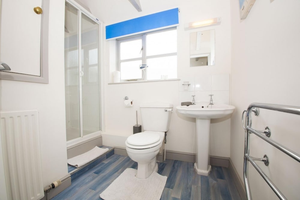2 Bed Cottage - Sleeps 4 - Pets - Patio - Parking