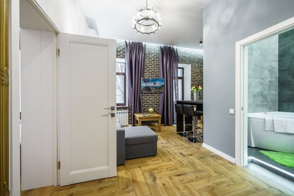 KievApts Pushkinskaya 10 view 3