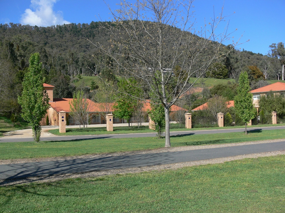 Hotel Bright on Track