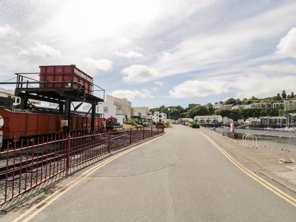 1 South Snowdon Wharf