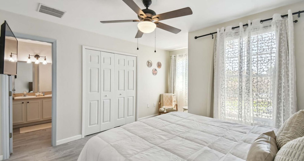 Large 6BR Family Home w Pool Hot Tub Games Room