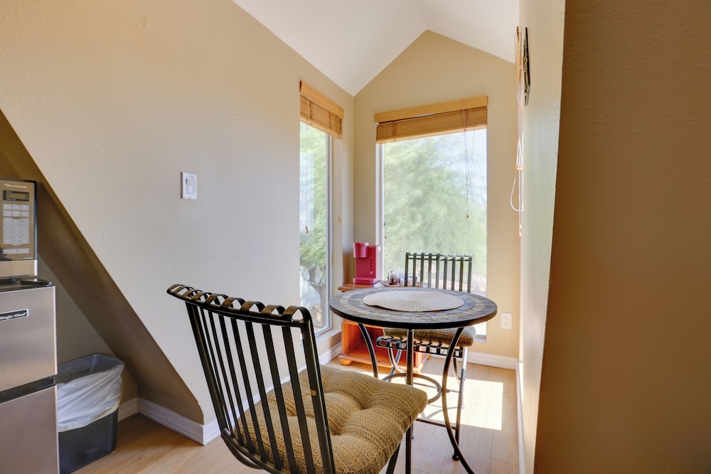 A-frame w/ Patio & Mtn Views: Arizona Retreat