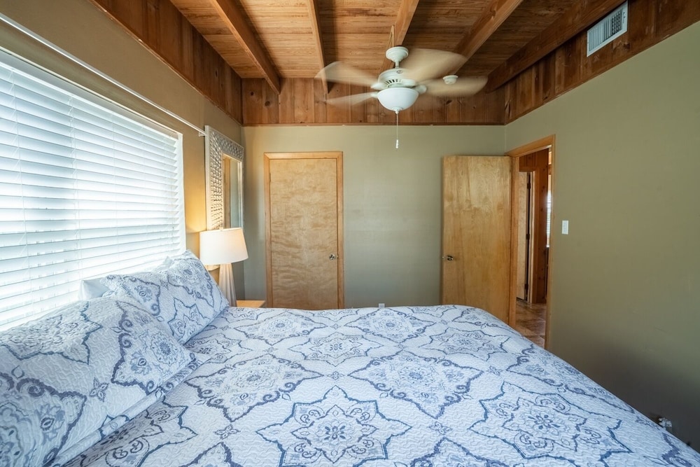 Sunset On The Beach 2 Bedroom Home by RedAwning view 4