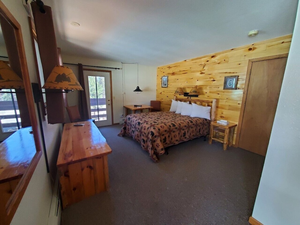 Swiftcurrent Lodge and Cottages by the River - Property Image 33