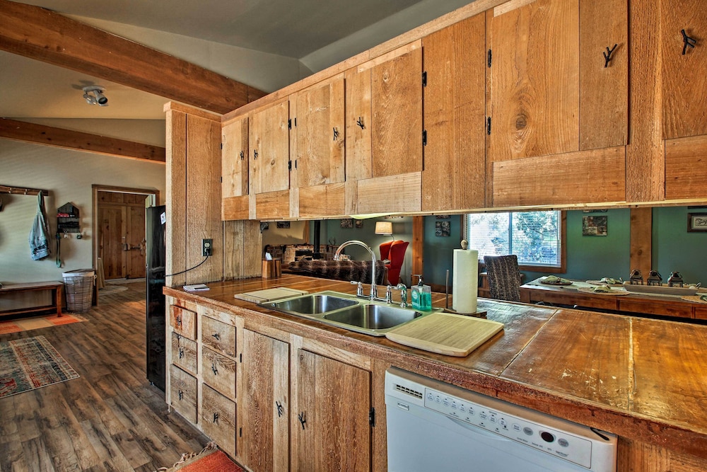 Dog-friendly Ranch Cottage w/ Yard ~ 13 Mi to Bend view 5