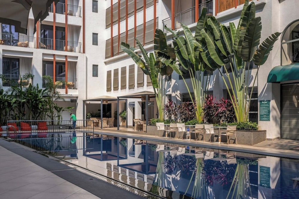 Hidden Gem Luxe Suite w Pool View - 1km to Beach