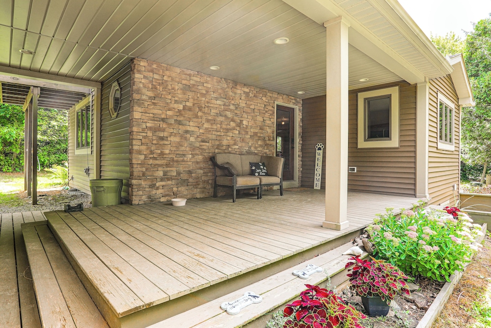 Wooded Retreat on 5 Acres: 6 Mi to Edinboro Lake!