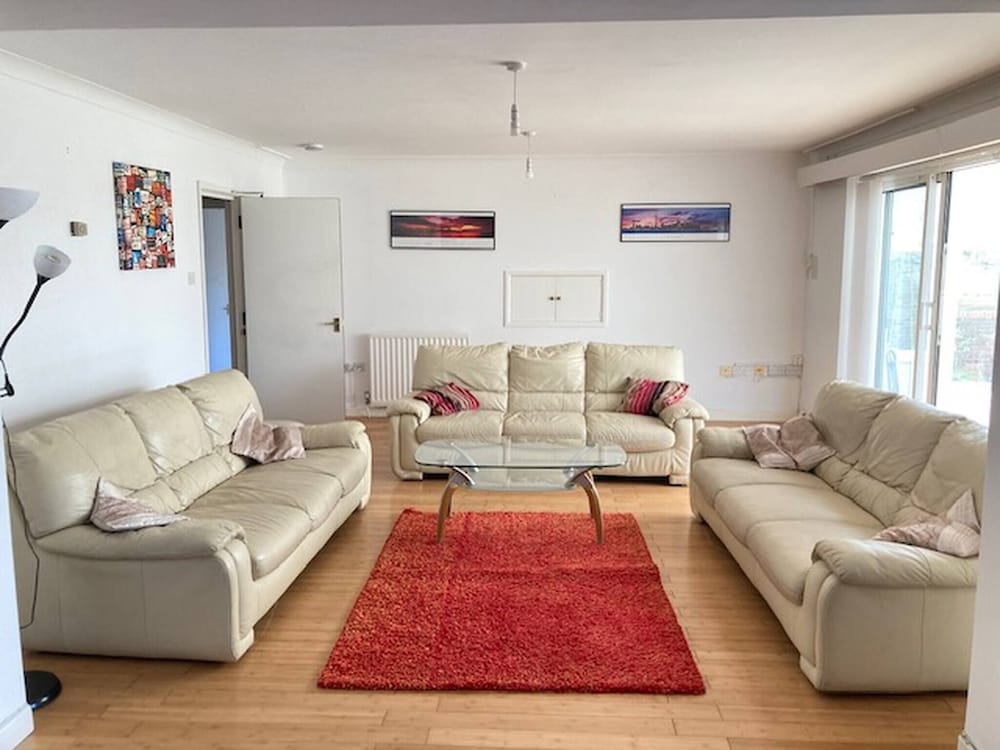 Modern and Spacious 6 Bedroom House