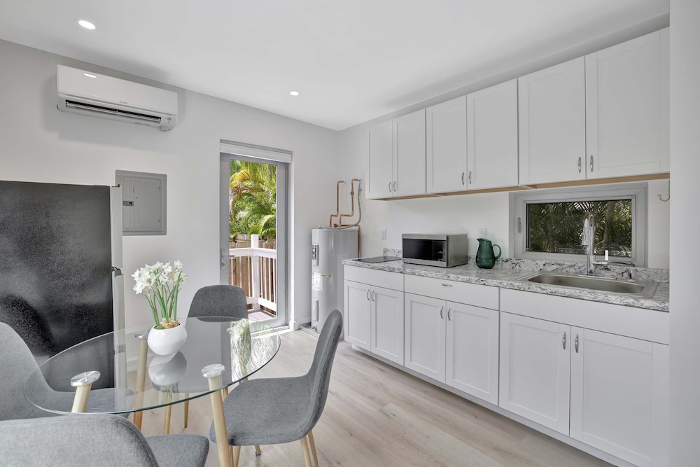 Sunshine Getaway Sleeps 4!