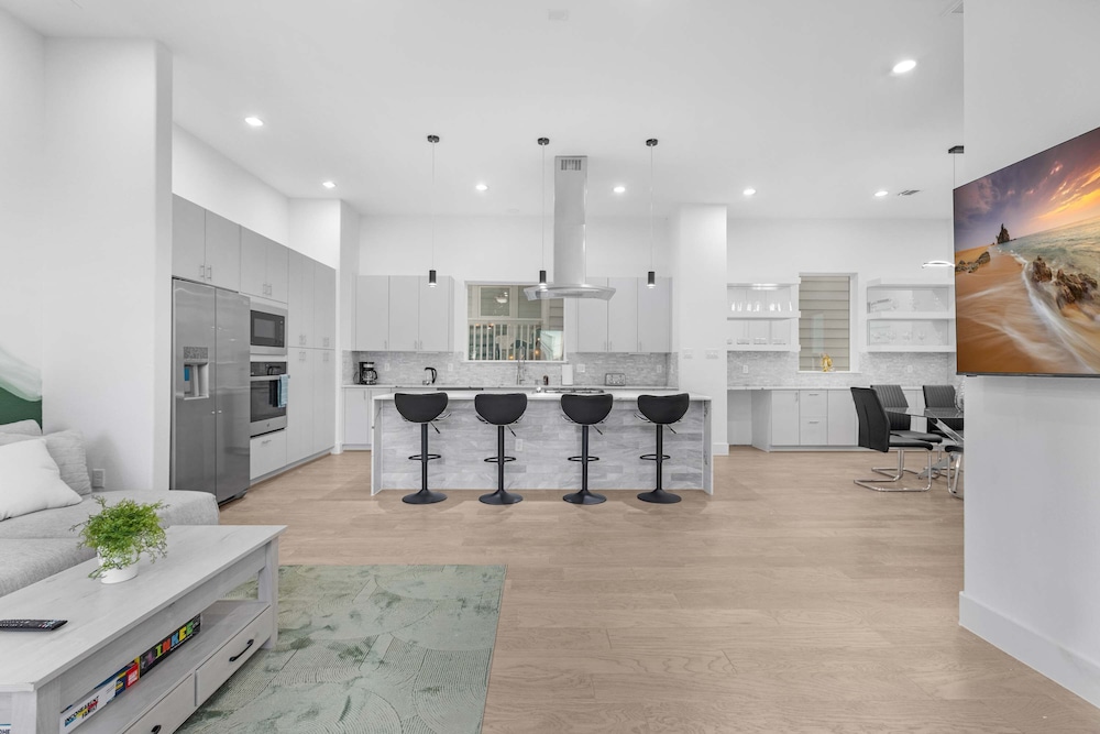 Houston 6 Bedroom Home