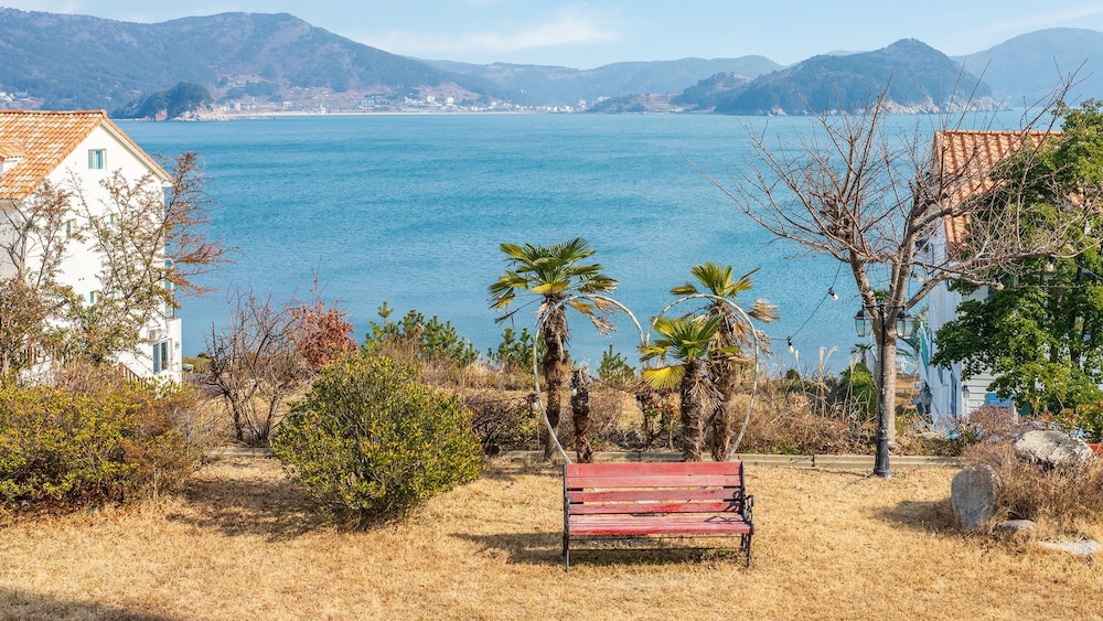 Geoje Kkachi and Santorini Pension