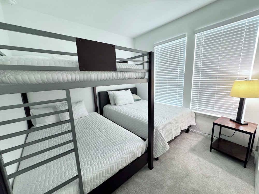 Modern 4BR New Home w Luxury Touches
