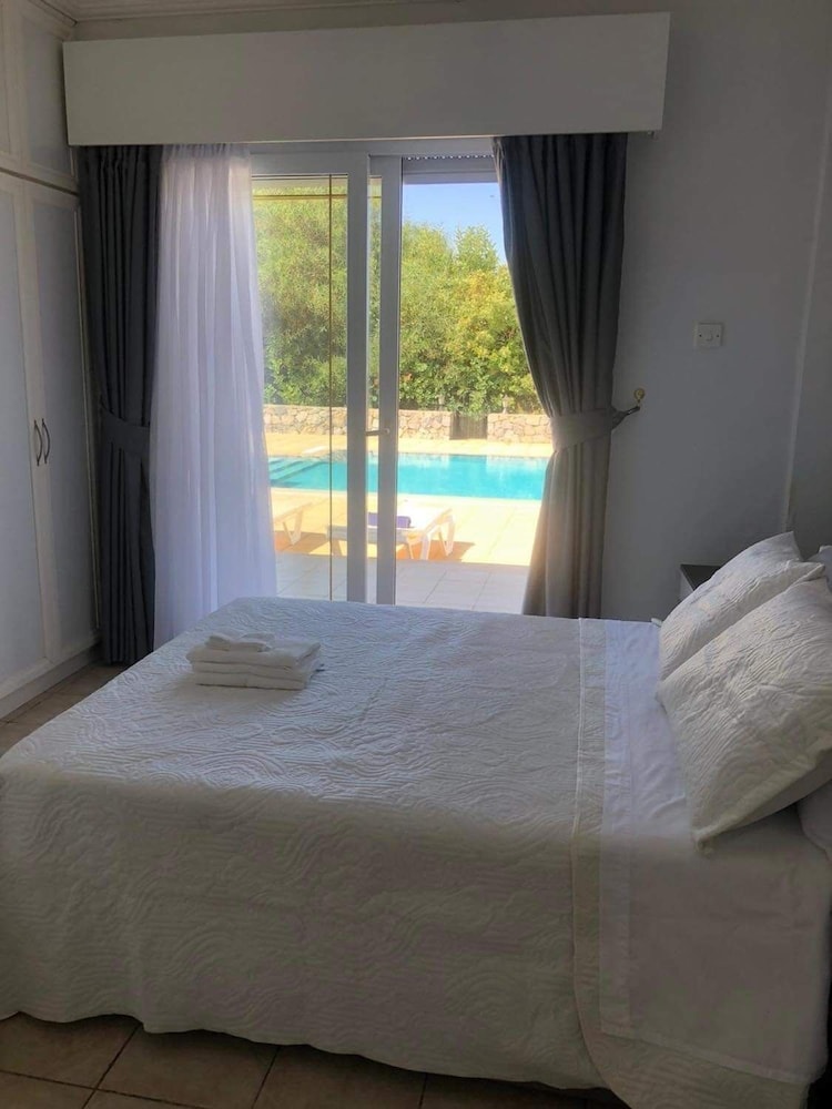 2-bed Bungalow, Sleeps 4 With Private Pool view 4