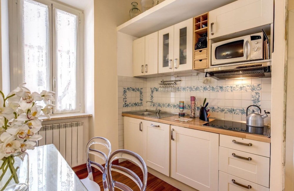 Colosseum 2BR Elegance and Charm