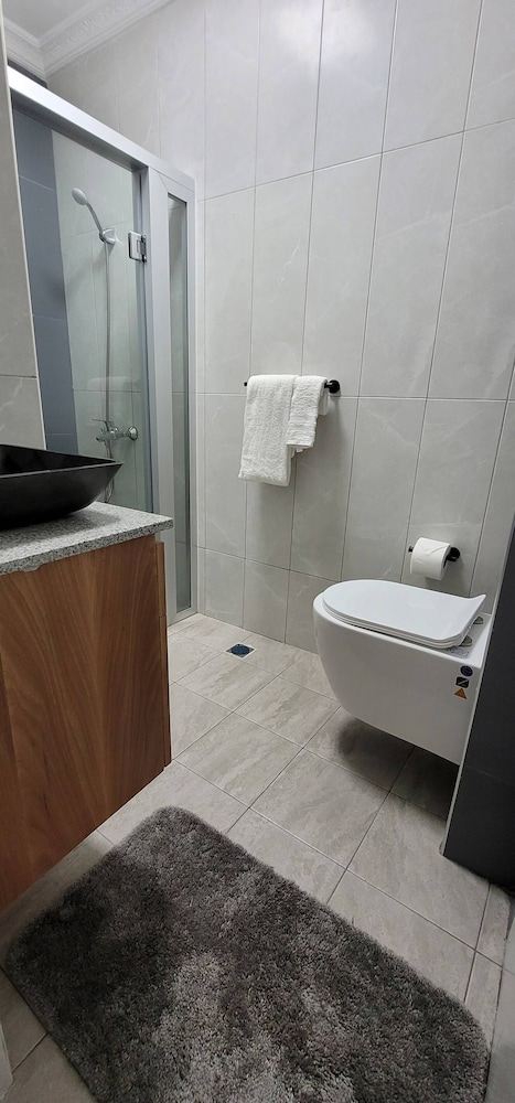 New and Modern 2 Bedroom Apt 5a view 5