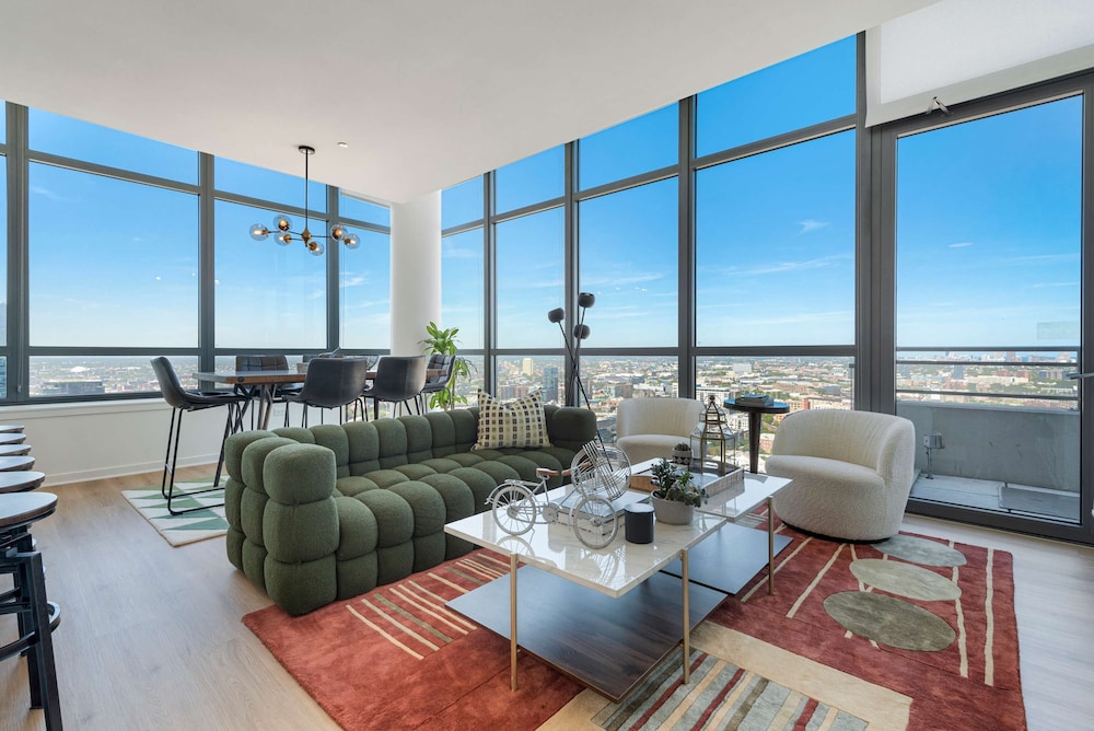 Penthouse Near Fulton Skyline Spacious