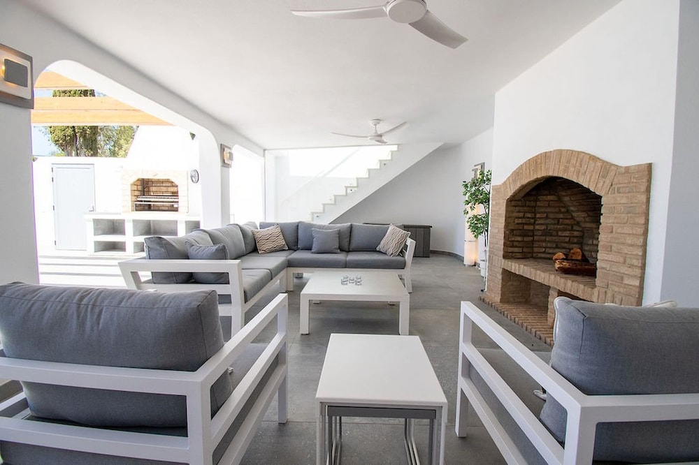 Lavanda Magnificent Five Bedroom Villa in Carvoe