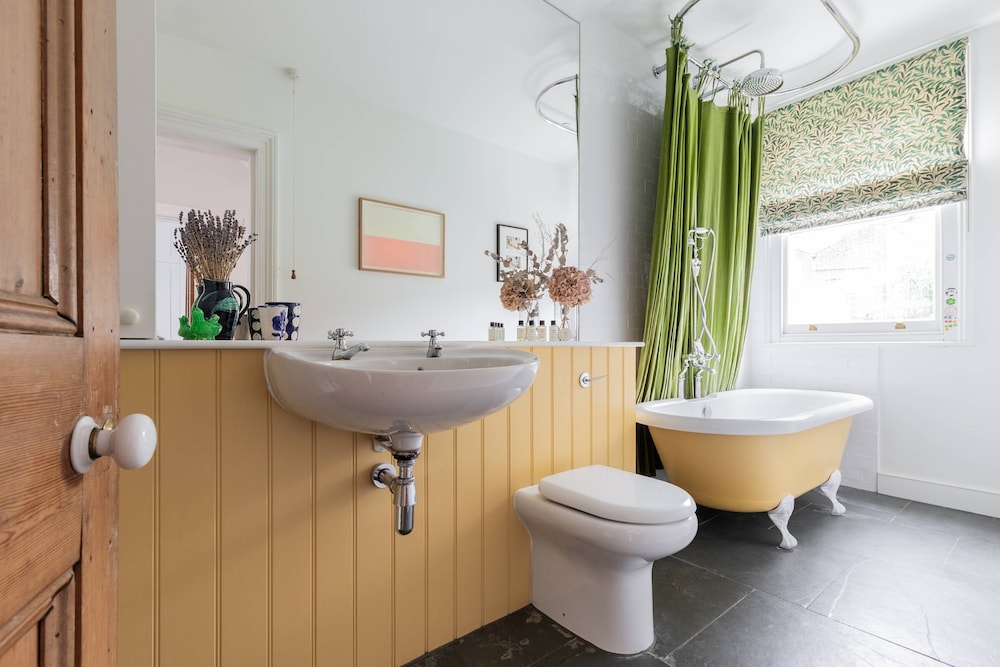 Englefield Road by Onefinestay