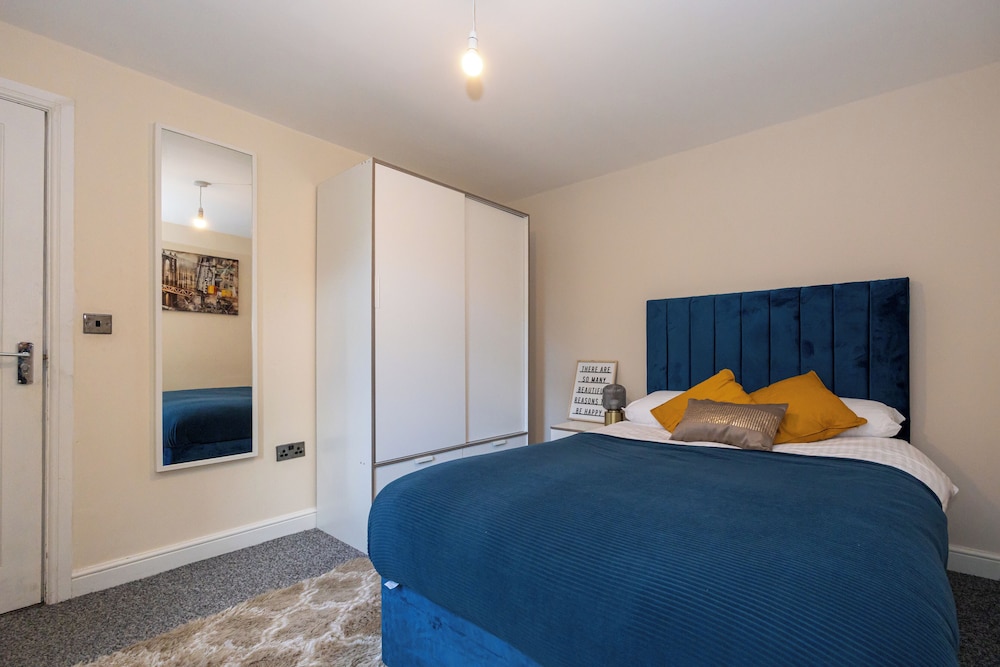 Stunning 3 Bedroom Home in Newcastle-under-lyme With Garden
