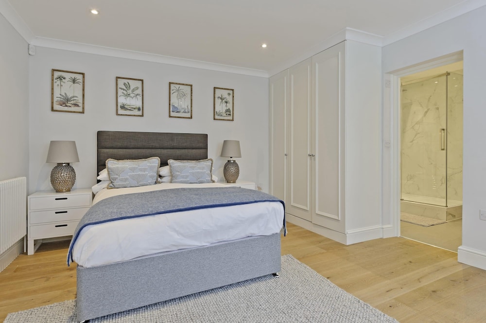 Huge Kensington Garden Flat