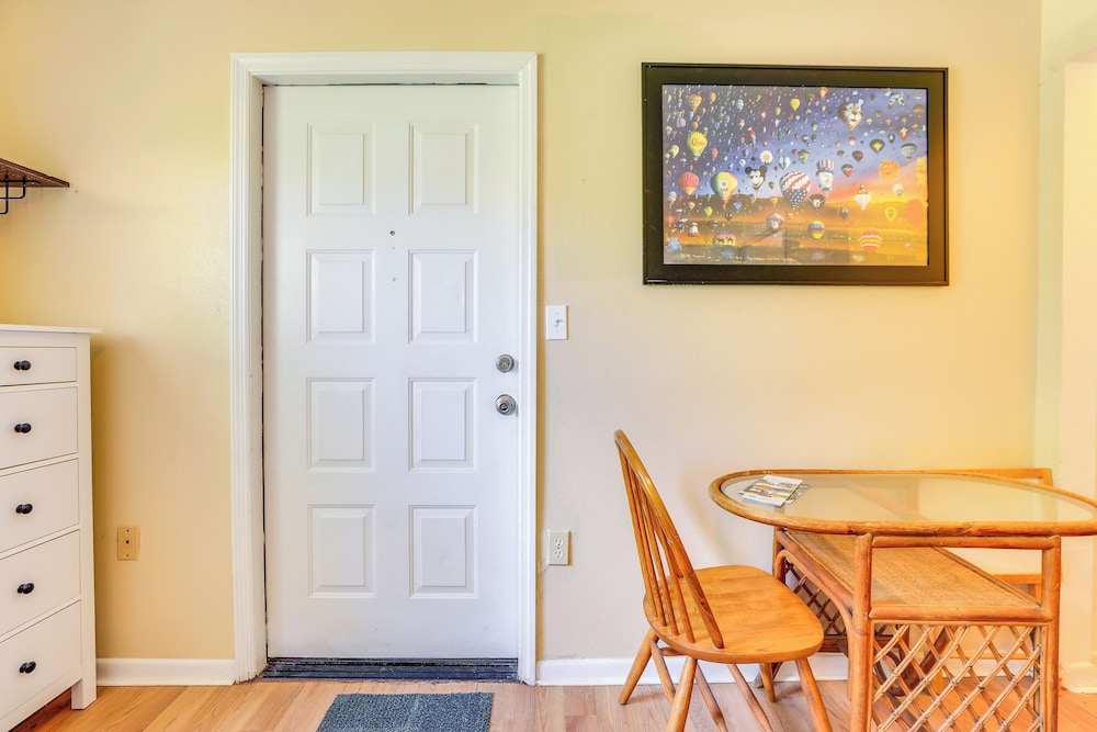 7 Mi to Beach: Pinellas Park Studio w/ Patio