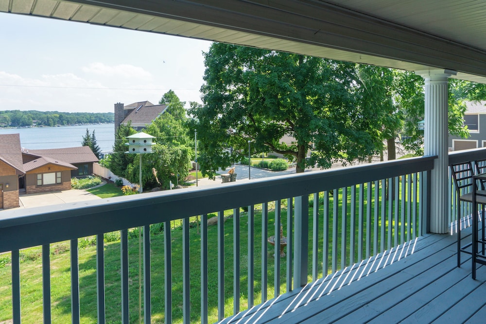 Lake Mary View: Pickleball Paradise Penthouse Unit