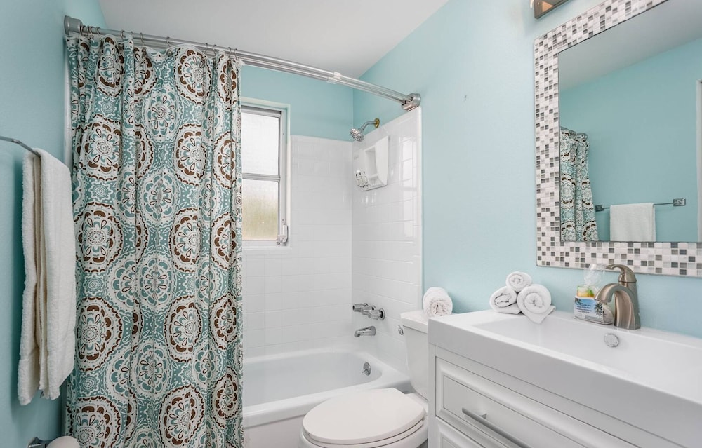 Lulu's Crescent Cottages - Entire two Unit Complex