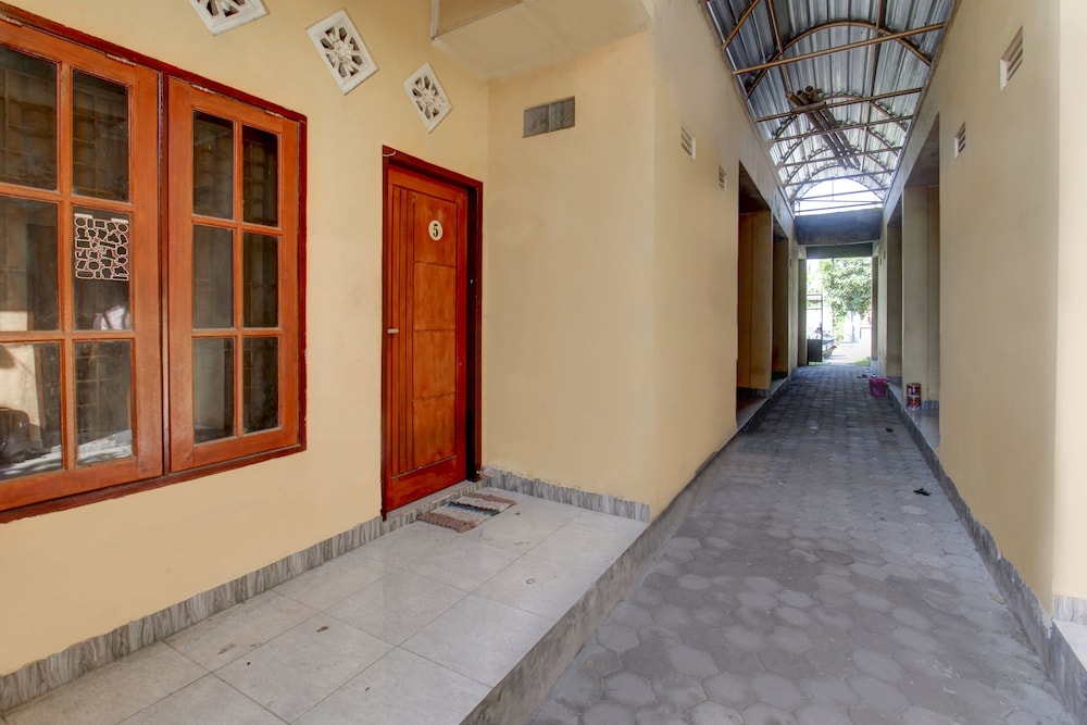 OYO Life 92846 Kost Putra Griya Eka view 2