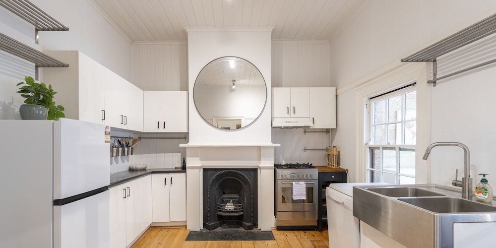 Kozyguru | Balmain | Charming 3 Room Cottage