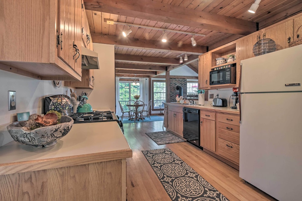 Lovettsville Cottage in Heart of Wine Country - Property Image 24