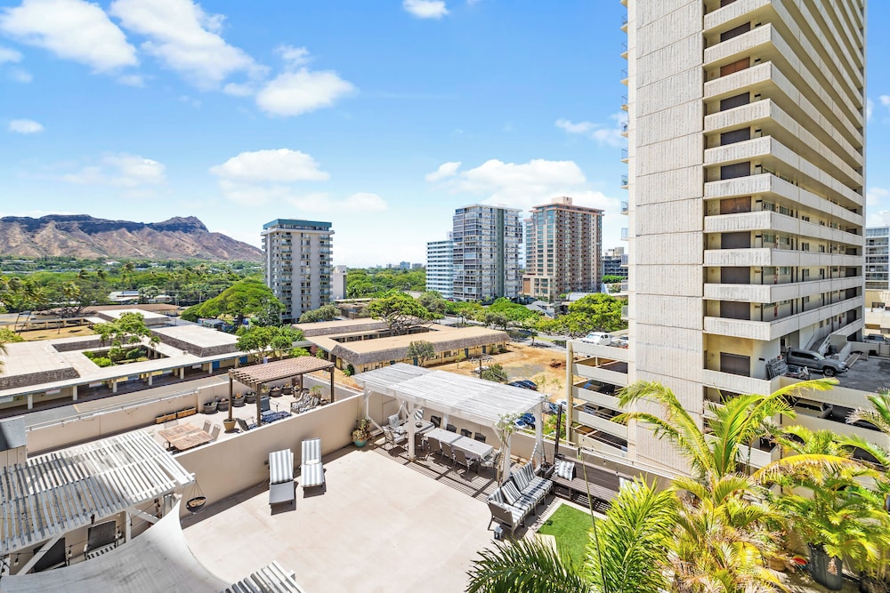 Waikiki Sunset Close to Beach with Parking